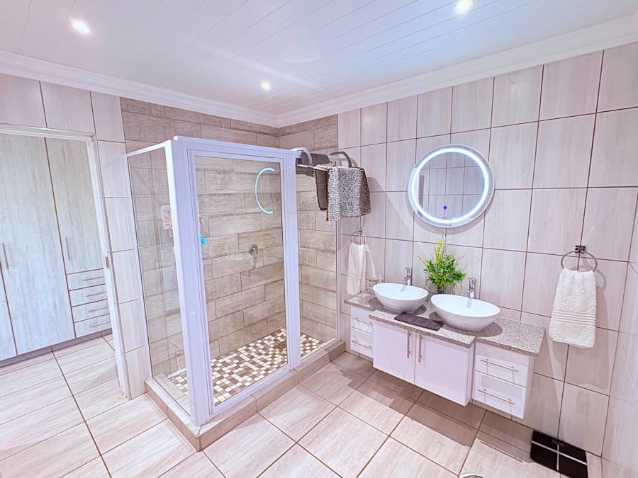 5 Bedroom Property for Sale in Reebok Western Cape